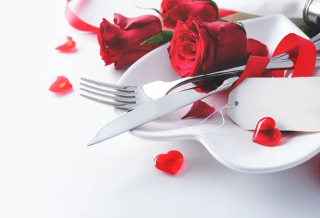 Rote Rosen mit Besteck und Herzdeko als romantische Inspiration für Hochzeitskarten