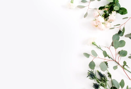 Zarte Blumen und Eukalyptus auf hellem Hintergrund als stilvolle Inspiration für Dankeskarten zur Hochzeit