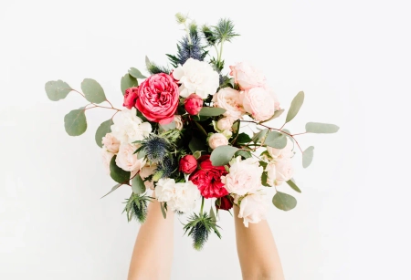 Romantischer Brautstrauß mit Rosen, Eukalyptus und zarten Blüten als Inspiration für Hochzeitskarten