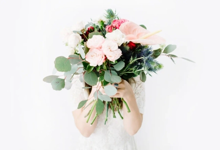 Braut mit romantischem Blumenstrauß als emotionale Inspiration für Dankeskarten zur Hochzeit
