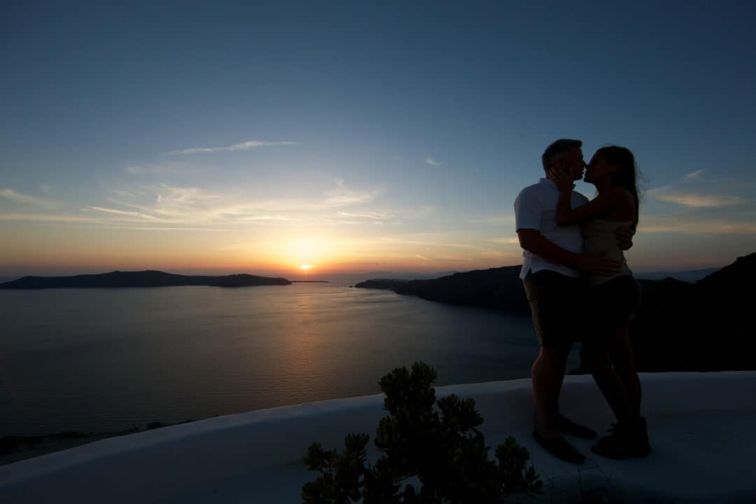 Paar am Meer bei Sonnenuntergang