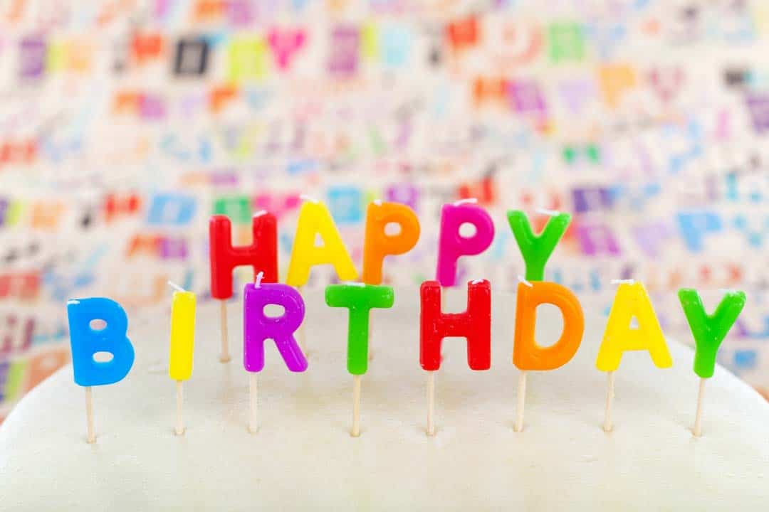 Der Schriftzug Happy Birthday in unterschiedlich farbigen Buchstaben