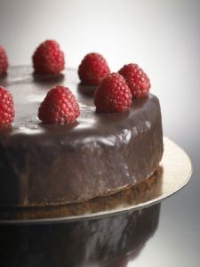 Schokotorte mit Erdbeeren auf Silberteller