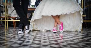 Hochzeitspaar mit Sneaker