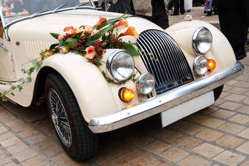 Autoschmuck bei der Hochzeit: Wie weit darf dieser gehen?