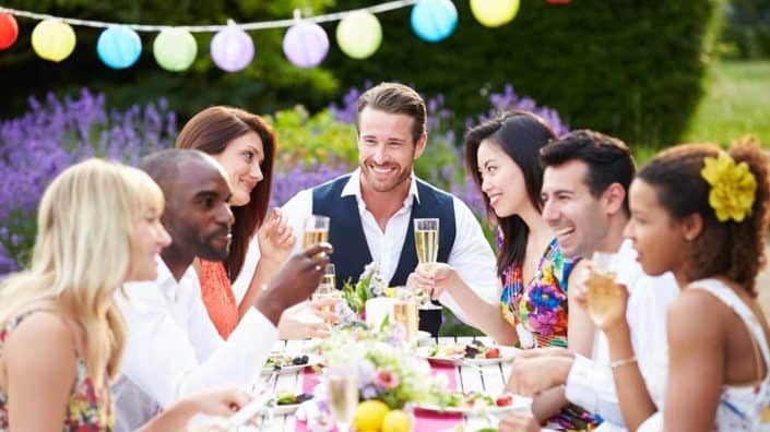 Freunde bei einer Party im Garten