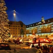 Weihnachtsmarkt zu blauer Stunde mit beleuchteten Marktständen