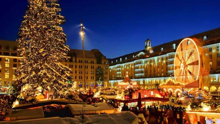 Weihnachtsmarkt zu blauer Stunde mit beleuchteten Marktständen