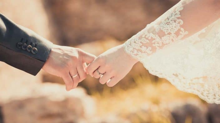Brautpaar hält Händchen - Titlebild
