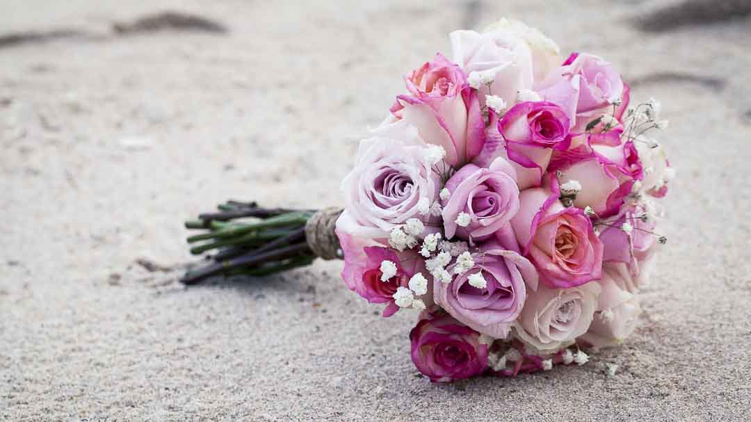 Brautstrauß aus Rosen liegt auf der Straße