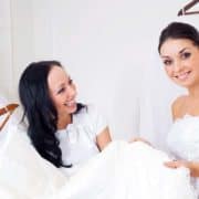 Braut mit Trauzeugin bei der Wahl des Brautkleids