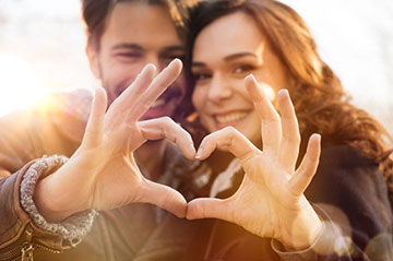 Hochzeitspaar Herzhand Hochzeitspaar zeigt mit Händen ein Herz